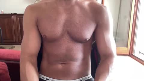 Snapshot of muscleaura chatting on May 13, 2026, 9:39 am muscleaura online show from May 13, 2026, 9:39 am