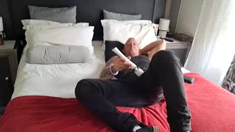 muscledaddy69s online show from April 24, 2026, 10:28 am