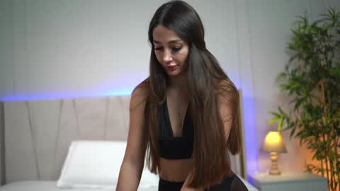 Snapshot of myriamfox_ chatting on February 4, 2025, 10:21 am Miryam online show from February 4, 2025, 10:21 am