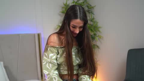 Snapshot of myriamfox_ chatting on February 7, 2025, 11:56 am Miryam online show from February 7, 2025, 11:56 am