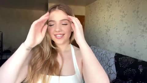 Snapshot of mysticmew chatting on April 16, 2026, 6:25 am Anna online show from April 16, 2026, 6:25 am