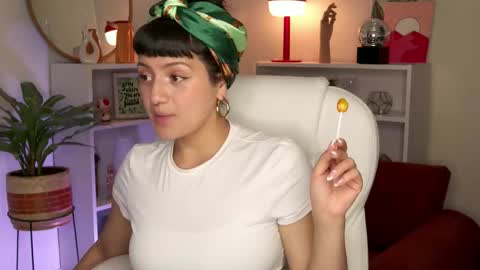 Nahia INDEPENDENT MODEL P online show from October 9, 2025, 7:34 pm