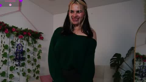 Snapshot of naho_4269 chatting on June 25, 2026, 5:12 am Naho Sigueme en mis Redes Sociales Follow me on my social networks online show from June 25, 2026, 5:12 am