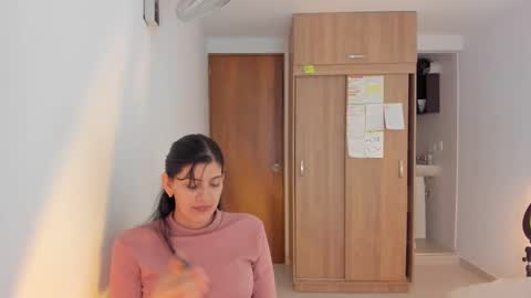 independent model online show from December 23, 2024, 1:18 am