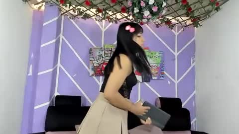 nahomi_hot2002 online show from June 12, 2026, 1:32 pm