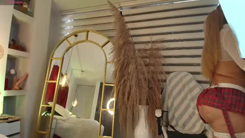 NahomiRoss online show from April 18, 2026, 12:42 pm