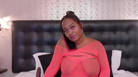 naiaramasson_ online show from June 6, 2026, 12:21 pm