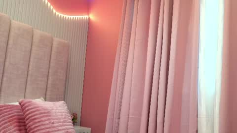 Snapshot of naira_velvett chatting on July 22, 2026, 6:32 pm Naira online show from July 22, 2026, 6:32 pm