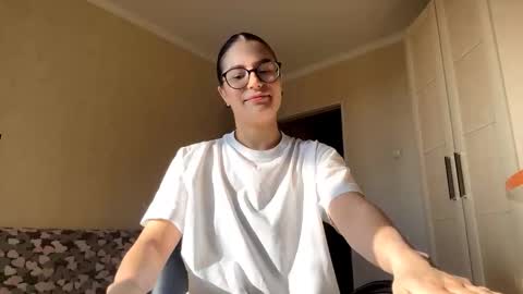 Emilia  or Emi online show from December 16, 2025, 11:37 am