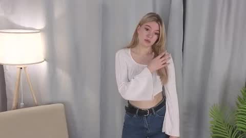 Hello im Lola online show from November 17, 2025, 3:23 am