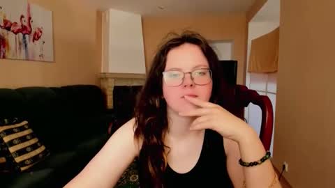 naomi_di online show from June 6, 2026, 6:18 am