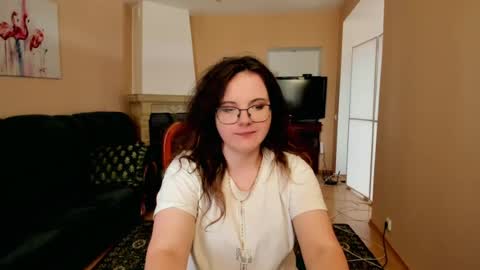 naomi_di online show from June 15, 2026, 1:24 pm