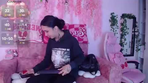 Snapshot of naomi_femme chatting on June 22, 2026, 11:51 am naomi_femme online show from June 22, 2026, 11:51 am