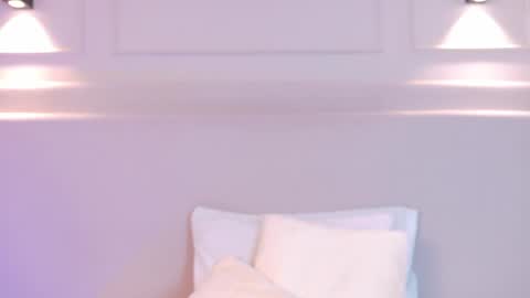 Naomi Klarc online show from June 4, 2026, 12:33 pm