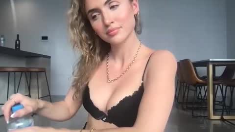 Snapshot of naomirhoades chatting on February 4, 2025, 6:57 am naomirhoades online show from February 4, 2025, 6:57 am