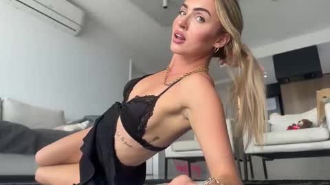 Snapshot of naomirhoades chatting on February 13, 2025, 12:02 am naomirhoades online show from February 13, 2025, 12:02 am