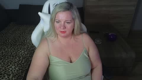 Snapshot of natascha1202 chatting on January 2, 2025, 10:11 pm Natalli online show from January 2, 2025, 10:11 pm