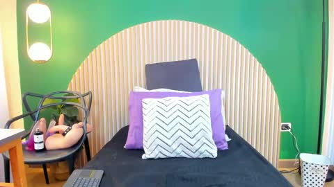 nathalie rossel online show from April 15, 2026, 8:20 pm