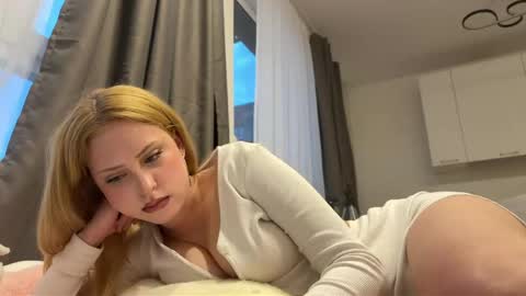Mia online show from May 31, 2026, 6:09 pm