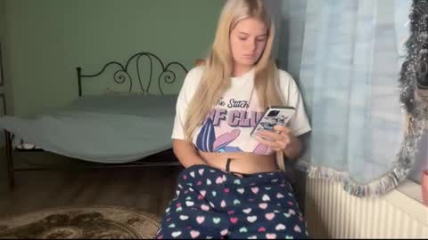 Snapshot of natybron chatting on November 12, 2025, 4:24 am Andreea online show from November 12, 2025, 4:24 am