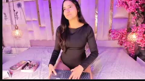 Snapshot of nayarakvelvet_1 chatting on July 6, 2026, 1:19 pm Nayarak online show from July 6, 2026, 1:19 pm