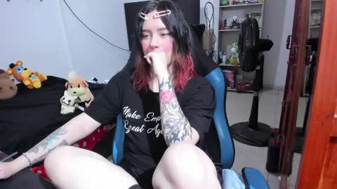 Geek Nicole    im Neeko UwU online show from April 25, 2026, 4:48 pm