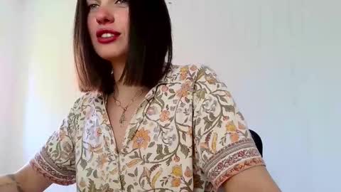 Neferutt online show from April 15, 2026, 2:57 pm