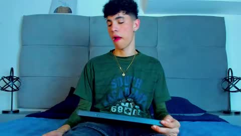  NeoRaptis  jhonatan  online show from March 12, 2025, 8:41 pm