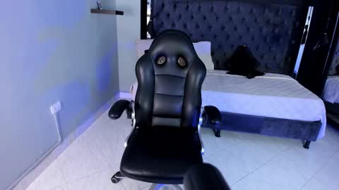 nerida_ online show from November 3, 2025, 7:37 pm