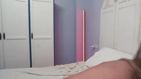 Snapshot of new_dee chatting on February 15, 2025, 6:33 pm new dee online show from February 15, 2025, 6:33 pm