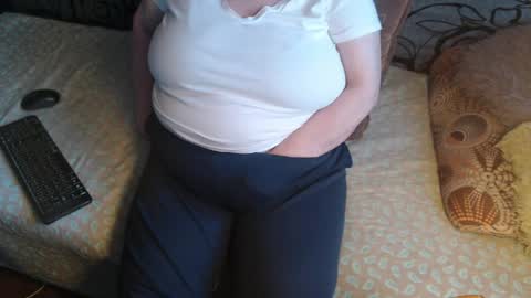 Snapshot of new_milf chatting on April 28, 2026, 3:39 pm Lilly online show from April 28, 2026, 3:39 pm