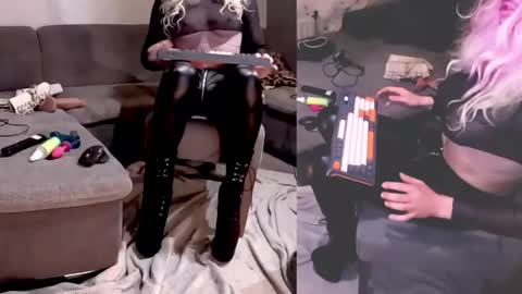 Snapshot of newwetcouple chatting on February 24, 2026, 2:53 am NylonHeelFreaks online show from February 24, 2026, 2:53 am