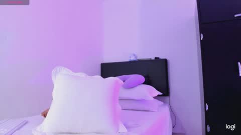 nia_16 online show from January 30, 2025, 6:21 pm