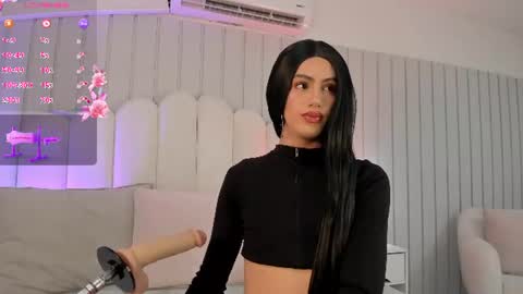 nickiwestt___ online show from August 5, 2026, 8:44 pm