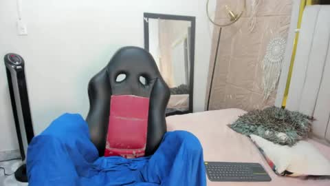Snapshot of nicol_zurich chatting on April 24, 2026, 7:27 pm NIKOL online show from April 24, 2026, 7:27 pm