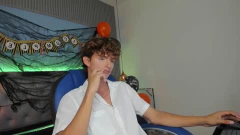 nicolasferrer18 online show from October 31, 2025, 5:14 pm