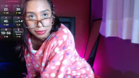 nicole_brown1126 online show from March 8, 2025, 6:21 am