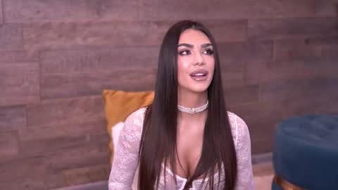 Nicole online show from October 18, 2025, 7:53 am