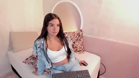 Snapshot of nicolee_blair chatting on July 6, 2026, 11:29 am Nicole online show from July 6, 2026, 11:29 am