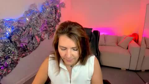 nicolehits online show from September 22, 2025, 5:09 am