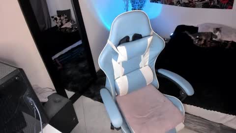 Nicol independent model online show from February 1, 2025, 10:13 pm