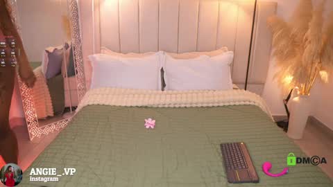 nicoleth18 online show from April 10, 2026, 11:37 am