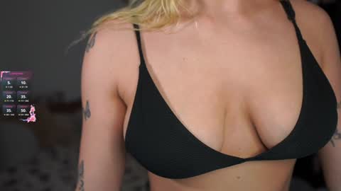 nicolette__shea_ online show from December 5, 2024, 5:17 pm