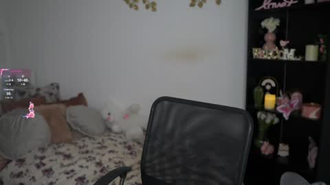 nicolette__shea_ online show from December 11, 2024, 3:15 pm