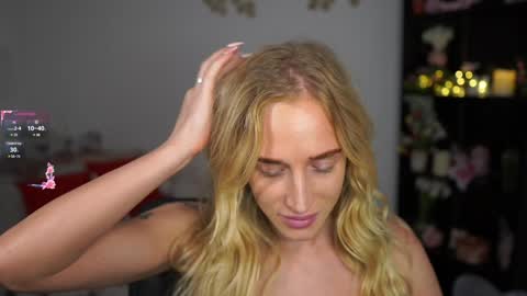 nicolette__shea_ online show from December 20, 2024, 1:11 pm