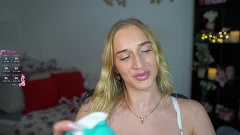 nicolette__shea_ online show from December 29, 2024, 1:49 pm