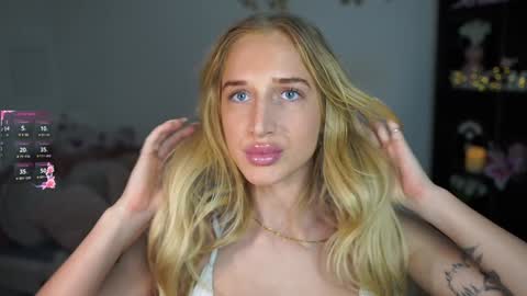 nicolette__shea_ online show from January 8, 2025, 2:03 pm