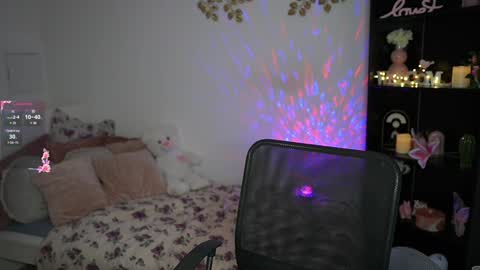 nicolette__shea_ online show from January 25, 2025, 12:26 pm