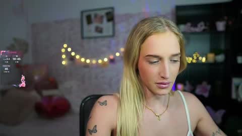 nicolette__shea_ online show from February 11, 2025, 5:18 pm