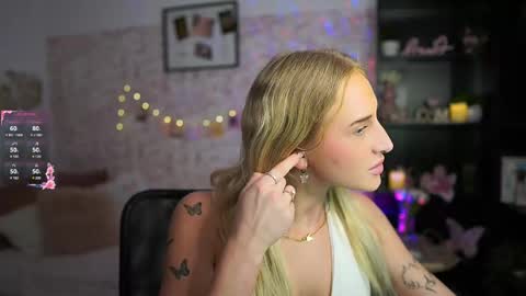 nicolette__shea_ online show from March 6, 2025, 2:51 pm